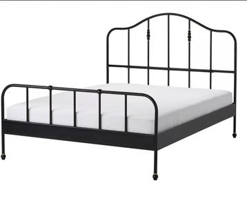 Zwart bedframe staal 208x168x140cm beschikbaar voor biedingen