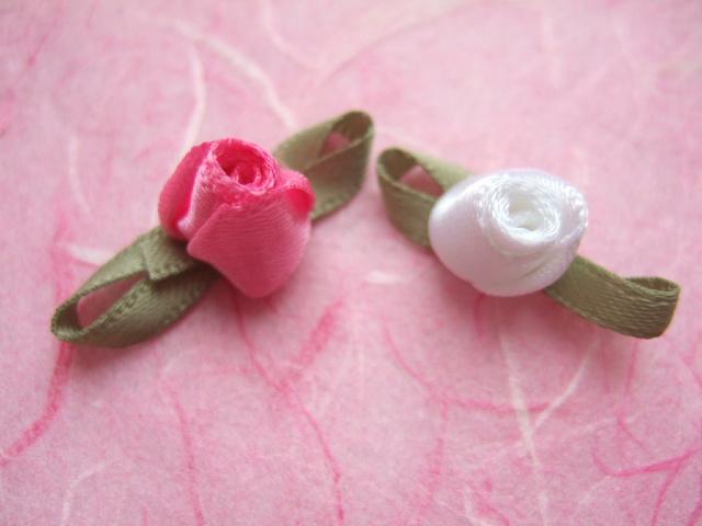OPRUIMING ~ Lief satijnen rozenknopje roosje ~ Wit & Roze, -, -, Nieuw, Ophalen of Verzenden