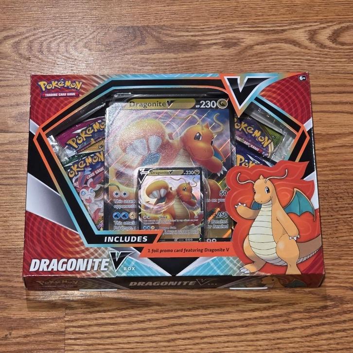 Pokemon Dragonite V Premium box Tcg (evolving Skies), Hobby en Vrije tijd, Verzamelkaartspellen | Pokémon, Nieuw, Boosterbox, Foil