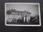 Kleine foto: Groep jonge vrouwen, bij / zittend op oude bus, Ophalen of Verzenden, Voor 1940, Gebruikt, Foto