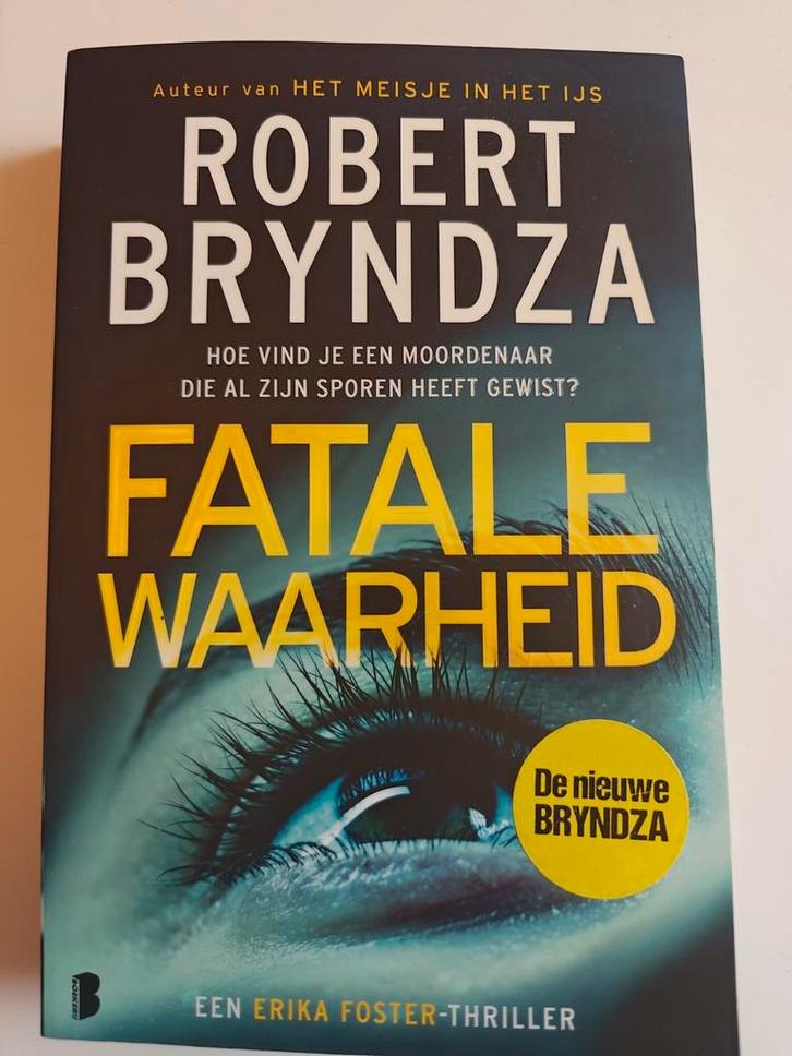 Robert Bryndza - Fatale waarheid, Boeken, Thrillers, Zo goed als nieuw, Ophalen of Verzenden