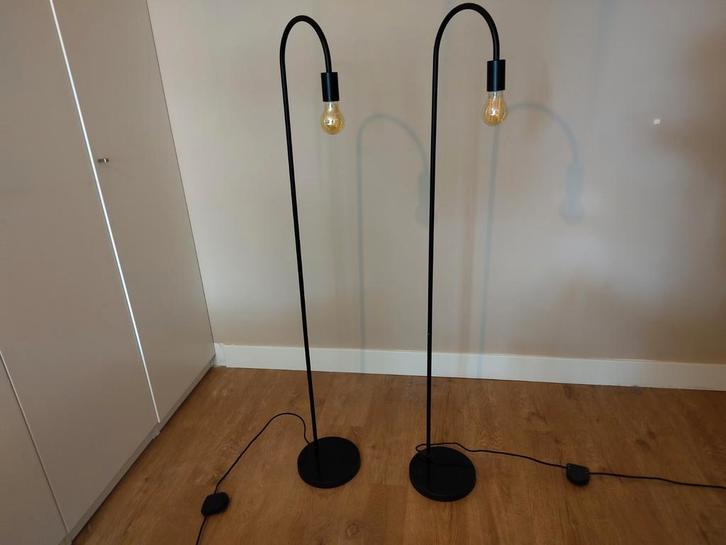 2 vloerlampen - metaal - zwart, Huis en Inrichting, Lampen | Vloerlampen, Zo goed als nieuw, Metaal, Ophalen