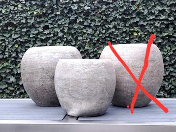 2 mooie grote bloempotten voor binnen.  beschikbaar voor biedingen