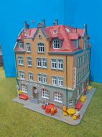 Kibri hotel, stadspand incl figuren, Hobby en Vrije tijd, Modeltreinen | H0, Overige merken, Gelijkstroom of Wisselstroom, Brug, Tunnel of Gebouw