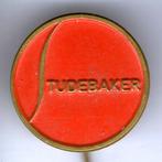 STUDEBAKER rood op koper auto speldje 18 mm ( D_058 ), Verzamelen, Verzenden, Zo goed als nieuw, Transport, Speldje of Pin