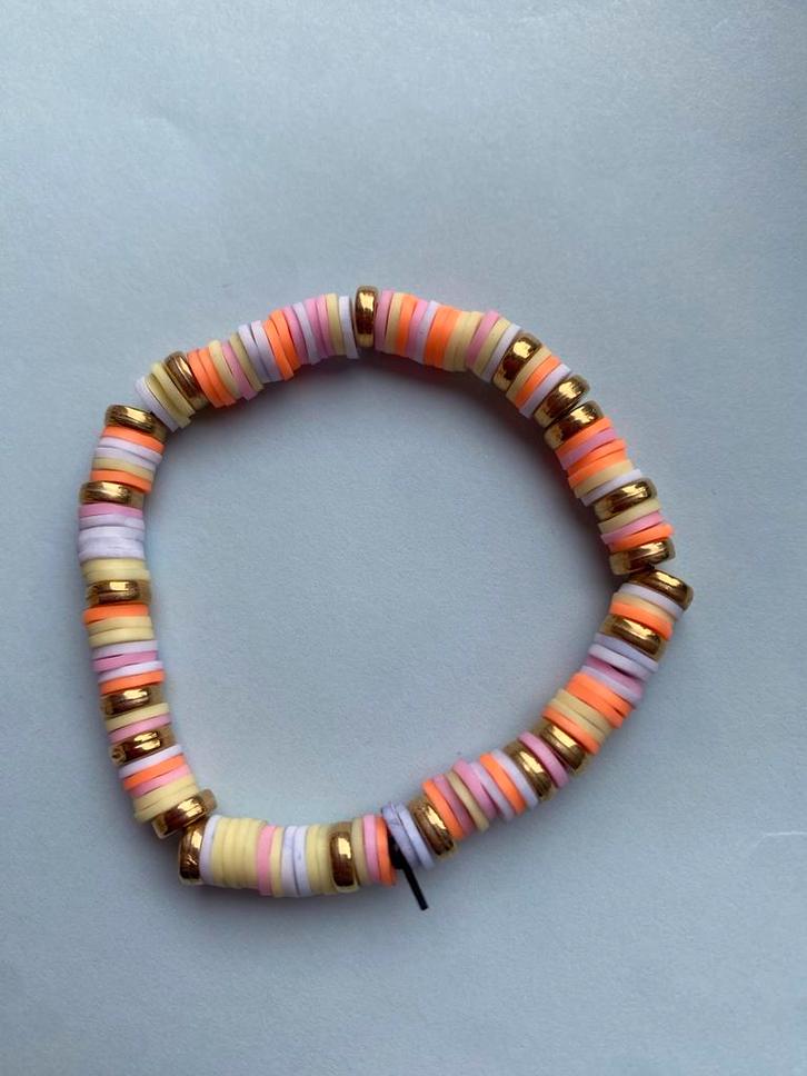 Vrolijk Armbandje met Gouden Accenten, Sieraden, Tassen en Uiterlijk, Armbanden, Nieuw, Kunststof of Plastic, Overige kleuren