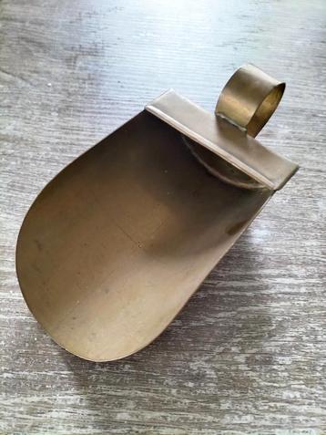 Antieke koperen meel schepje  beschikbaar voor biedingen