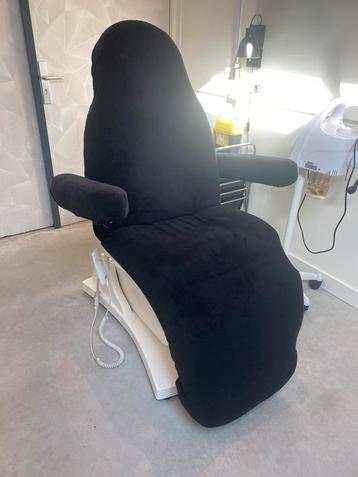 Behandelstoel volledig elektrisch beschikbaar voor biedingen