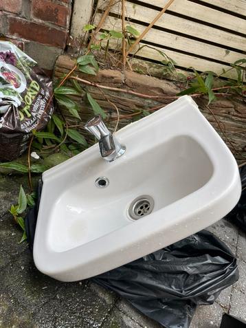 Toiletfonteintje met kraan en toebehoren beschikbaar voor biedingen