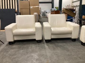 2 fauteuils echt leer wit merk Stressless SAMEN €165 beschikbaar voor biedingen