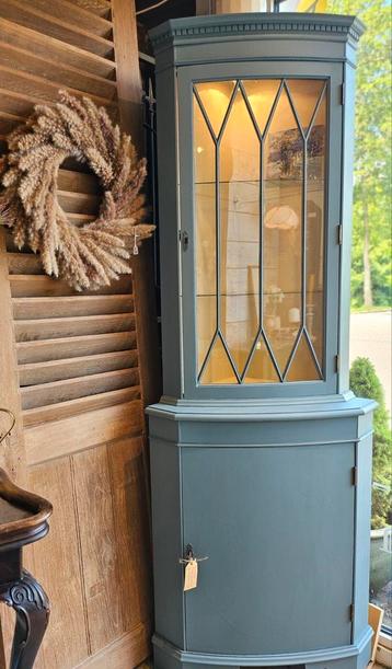 Hoekkastje beschikbaar voor biedingen