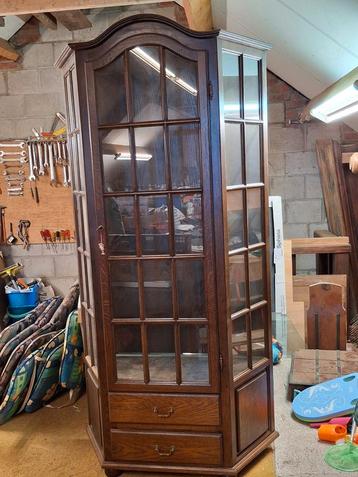 Houten vitrinekast met glazen deur en lades beschikbaar voor biedingen