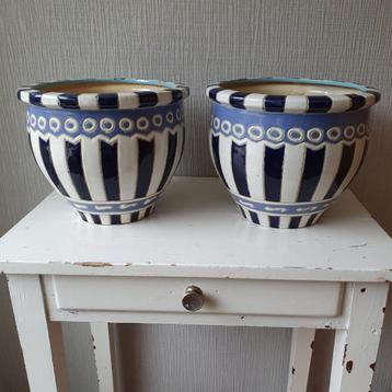 Twee stijlvolle vintage bloempotten-blauw-wit geglazuurd beschikbaar voor biedingen
