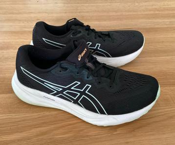 2x op gelopen, vrijwel nieuwe Asics, 40 (valt als 39) beschikbaar voor biedingen