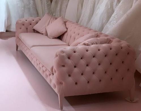 Roze bank op maat gemaakt met roze poefjes en kroonluchter, Huis en Inrichting, Banken | Sofa's en Chaises Longues, Zo goed als nieuw