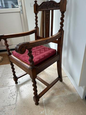 Twee eiken brocante stoelen beschikbaar voor biedingen