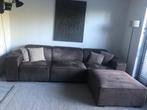 Mooie taupe kleurige bank met hocker, Huis en Inrichting, Banken | Bankstellen, Ophalen, Zo goed als nieuw, 75 tot 100 cm