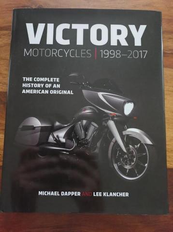 Victory Motorcycles 1998–2017.Dapper, Michael; Klancher, Lee beschikbaar voor biedingen