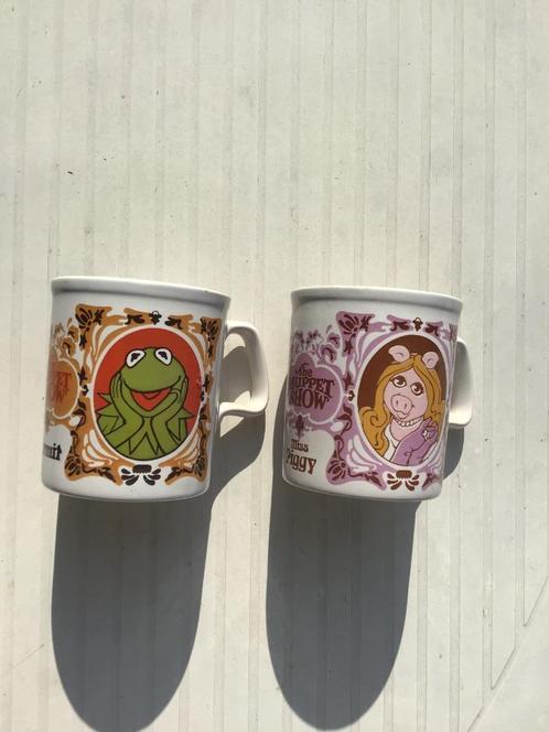 Kermit Miss Piggy Muppet show mokken 2x, Huis en Inrichting, Keuken | Servies, Zo goed als nieuw, Kop(pen) en/of Schotel(s), Overige stijlen