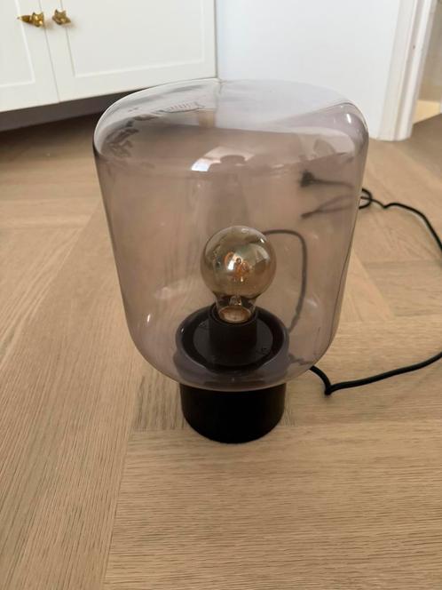 Moderne tafellamp met rookglas kap – 27 cm hoog, Huis en Inrichting, Lampen | Tafellampen, Gebruikt, Minder dan 50 cm, Glas, Ophalen