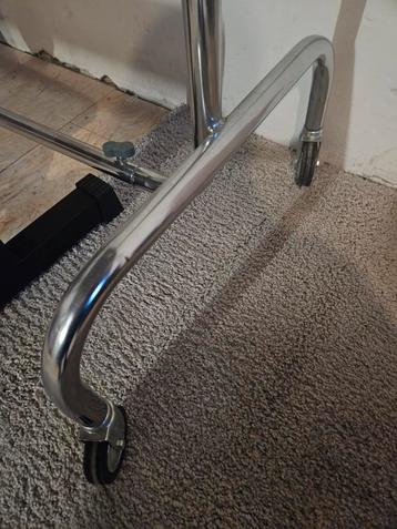 Chroom Kledingrek Uitschuifbaar met Wieltjes beschikbaar voor biedingen