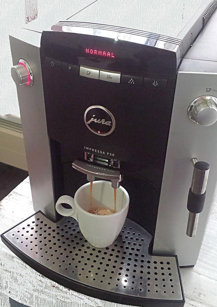 Jura F50 volautomaat Koffiemachine, Witgoed en Apparatuur, Koffiezetapparaten, Zo goed als nieuw, Gemalen koffie, Koffiemachine