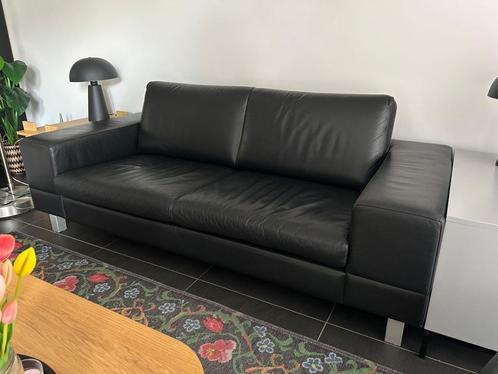 Leolux Antipode 2,5 zits Bank Zwart Leer + Hocker, Huis en Inrichting, Banken | Bankstellen, Gebruikt, Rechte bank, Tweepersoons