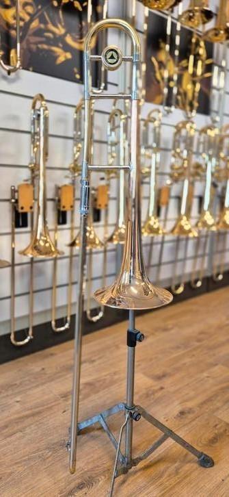 Holton TR107 tenor trombone large bore beschikbaar voor biedingen