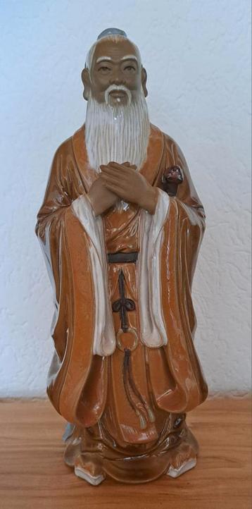 Oosters beeld van een wijze man beschikbaar voor biedingen