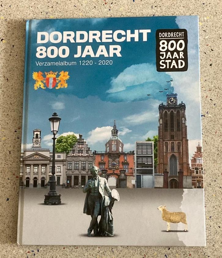 Dordrecht 800 jaar Stad verzamel album 1220 - 2020, Boeken, Prentenboeken en Plaatjesalbums, Zo goed als nieuw, Plaatjesalbum