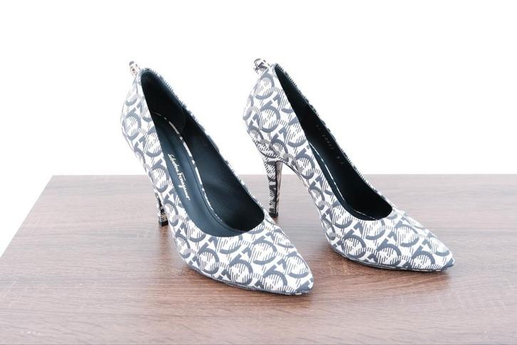 Ferragamo pumps, Kleding | Dames, Schoenen, Zo goed als nieuw, Pumps, Beige, Ophalen of Verzenden