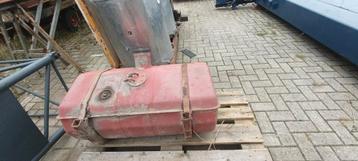 Oude rode brandstoftank beschikbaar voor biedingen