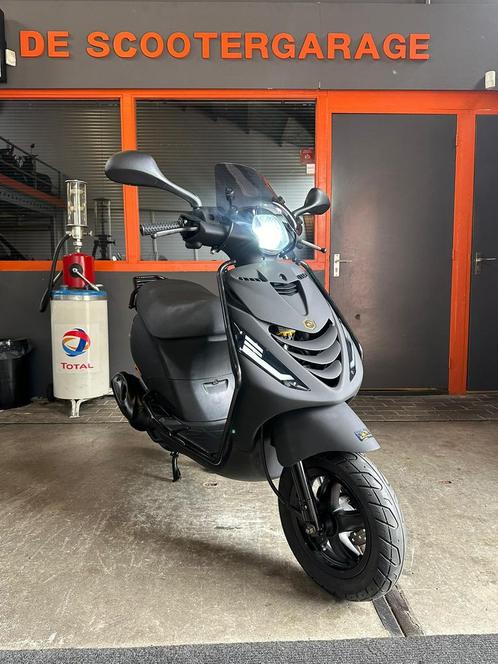 Piaggio zip brom 45km E3 sp 2015 FULL Matt Black, Fietsen en Brommers, Scooters | Piaggio, Gebruikt, Zip, Maximaal 45 km/u, Benzine