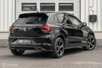Volkswagen Polo 1.0 TSI DSG R-LINE LED ACC CAMERA CARPLAY, Auto's, Gebruikt, 95 pk, Zwart, Bedrijf