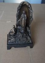 Beeldje Maria Lourdes in grot met Bernadette, Antiek en Kunst, Antiek | Religie, Verzenden