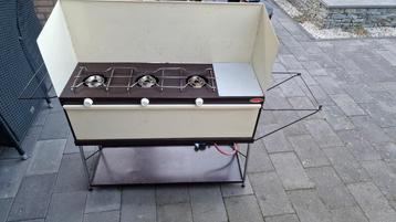 Vintage 3 pits kooktoestel en opbergkast in ėėn beschikbaar voor biedingen
