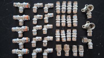 Partij van 35 stuks Uponor S-Press Plus perskoppelingen 16mm beschikbaar voor biedingen