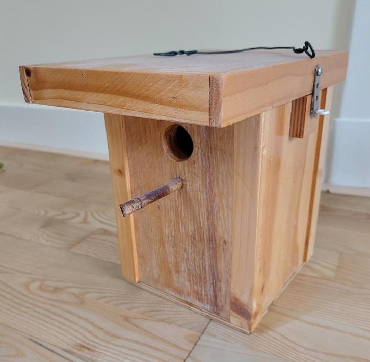 Vogelhuisje handgemaakt blank gelakt hout met plat dak nieuw, Tuin en Terras, Vogelhuisjes en Vogelbaden, Nieuw, Ophalen of Verzenden