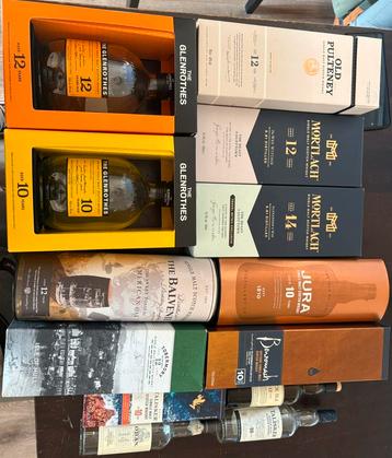 Lege whiskey flessen met doos beschikbaar voor biedingen