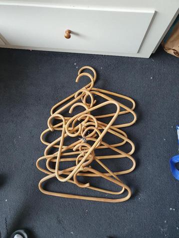 Bamboe kledinghangers beschikbaar voor biedingen