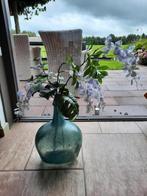 blauwe glazen bewerkte vaas met nep bloemen, Blauw, Ophalen of Verzenden, Minder dan 50 cm, Glas