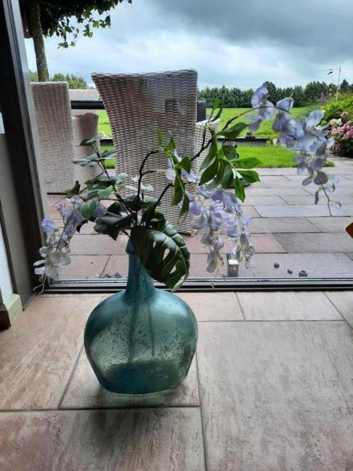 blauwe glazen bewerkte vaas met nep bloemen, Huis en Inrichting, Woonaccessoires | Vazen, Zo goed als nieuw, Blauw, Minder dan 50 cm