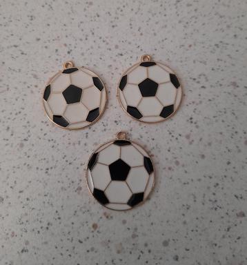 Metalen bedel voetbal "nieuw" beschikbaar voor biedingen