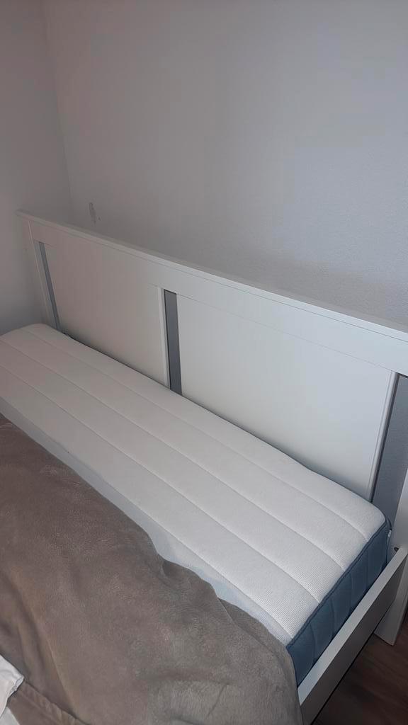 IKEA BED + MATRAS - tweepersons, Huis en Inrichting, Slaapkamer | Bedden, Zo goed als nieuw, Eenpersoons, 90 cm, 200 cm, Hout