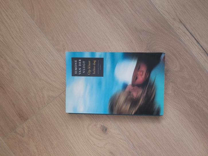 Simone van der Vlugt - Op klaarlichte dag, Boeken, Thrillers, Zo goed als nieuw, Ophalen of Verzenden