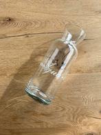 Nieuwe glazen waterkan met opschrift, Huis en Inrichting, Woonaccessoires | Vazen, 50 tot 75 cm, Wit, Nieuw, Ophalen of Verzenden