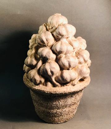 Kunsstof pot met knoflookbollen, leuk deco voor in de keuken beschikbaar voor biedingen