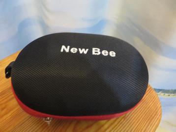 zwart rode koptelefoon hard case + karabijnhaak New Bee