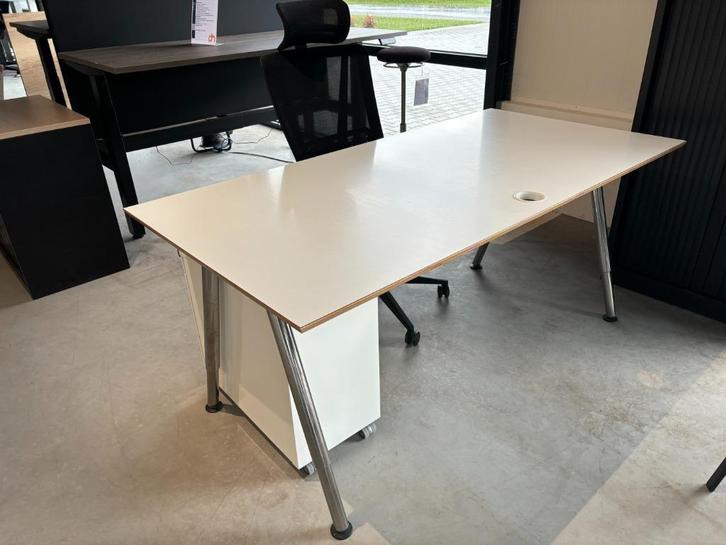 Bureau verstelbaar 168x84 wit blad, Huis en Inrichting, Bureaus, Gebruikt, Bureau, In hoogte verstelbaar, Ophalen of Verzenden