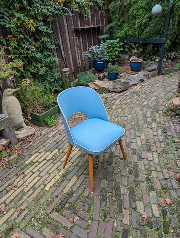Vintage stoeltje met skai bekleding beschikbaar voor biedingen